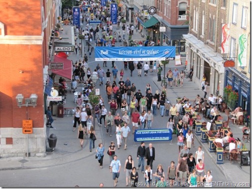 Photo de la rue Saint-Jean durnat le Festival d'été de Québec | PRESENTability.com