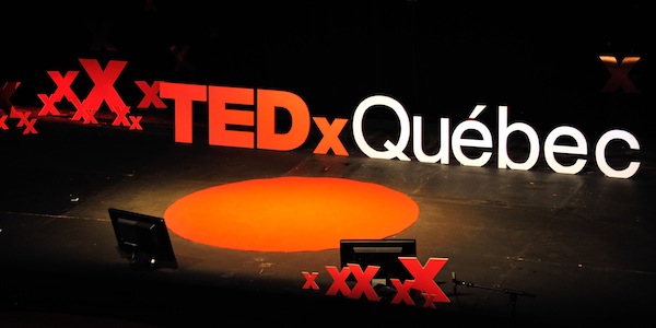 Photographie des grosses lettres TEDxQuébec sur la scène