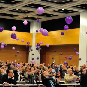 Participants lancent les ballons durant la conférence de Denis François Gravel à la JIQ 2014
