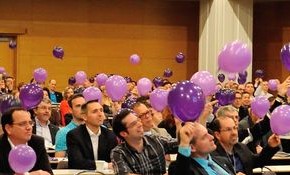 Participants avec ballons durant la conférence de Denis François Gravel à la JIQ 2014
