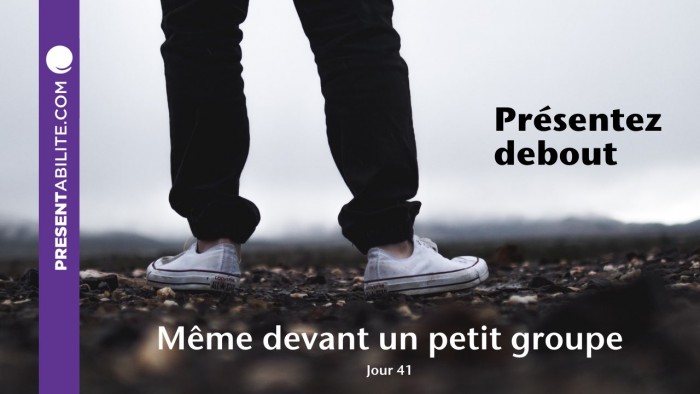 Photo : homme debout de dos. Texte Présentez debout. Même devant un petit groupe - PRESENTabilite.com