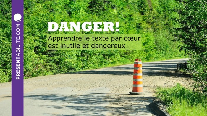 Photo d'un cone orange de construction sur une route forestière
