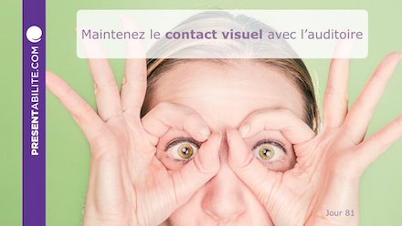 Photo d'une femme avec les doigts autour des yeux avec le texte : Maintenez le contact visuel avec l'auditoire - PRESENTabilite.com